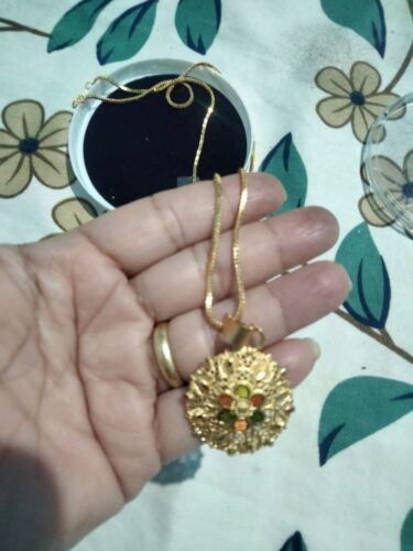 Elegant Gold-Plated Floral Pendant Necklace with Enamel Detailing photo review